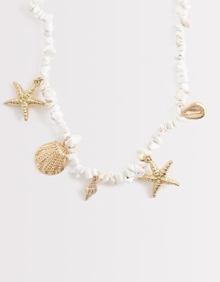 South Beach - Goldfarbene Halskette mit Zierperlen, Schmucksteinen und Seestern- und Muschel-Design