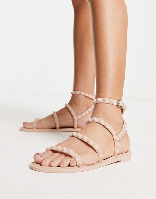 South Beach – Jasnobeżowe matowe sandały rzymianki zdobione ćwiekami