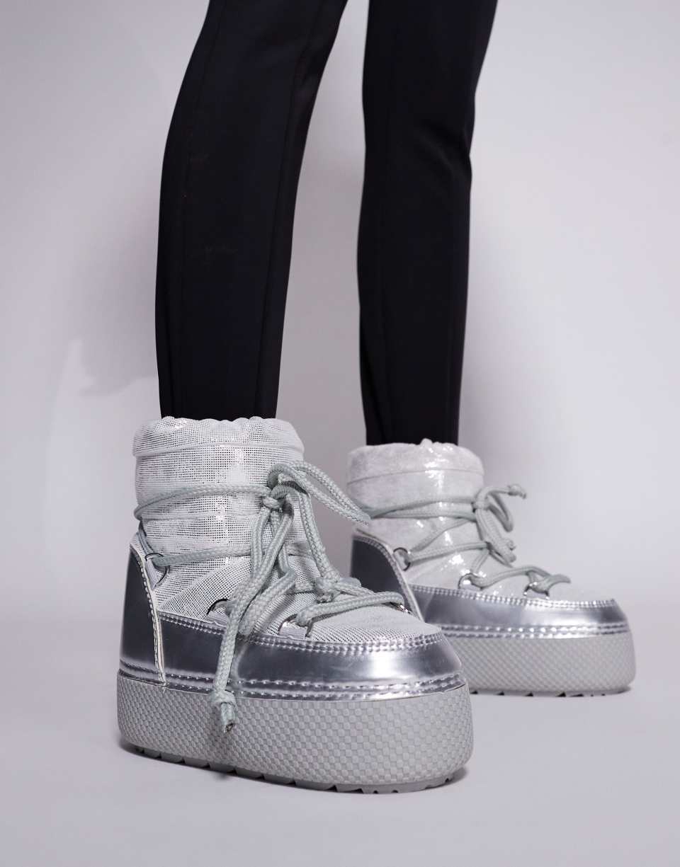Lace up snow boots