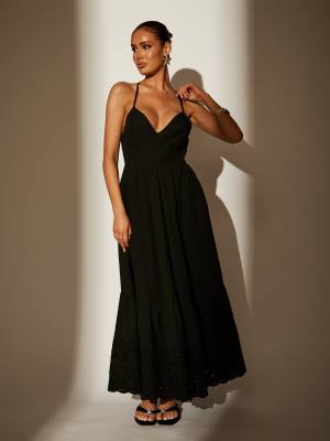 South Beach - Midikleid in Schwarz mit Lochstickerei und Riemchen-Trägern am Rücken
