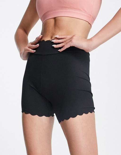 Crisscross Lines Trim Legging Shorts in Black