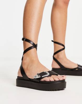 South Beach - Sandalen in Schwarz mit flacher Plateausohle, Fesselriemchen und Western-Schnalle-Black