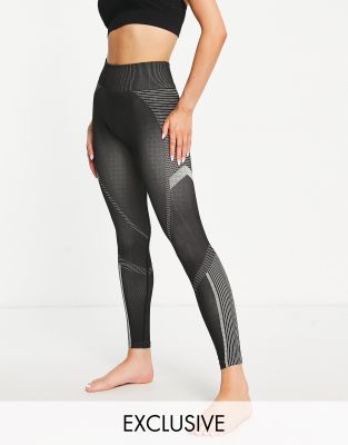 South Beach seamless contour leggings in black and white