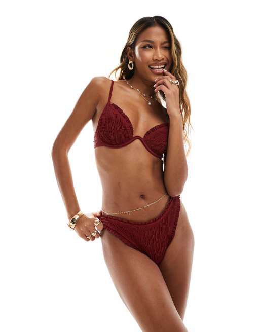 South Beach - Slip bikini sgambato color melograno in tessuto stropicciato con volant