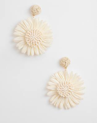 South Beach - Strukturierte Blumen-Hängeohrringe in Cremeweiß