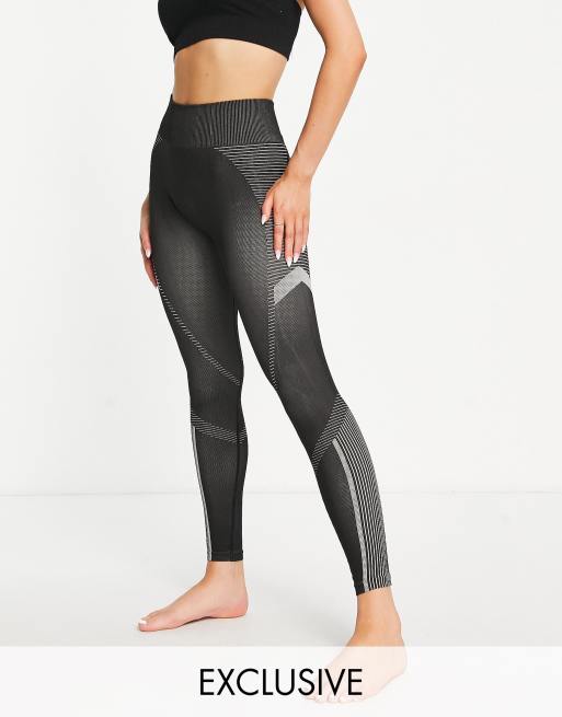 South Beach – Svart och vita konturerande leggings i seamless