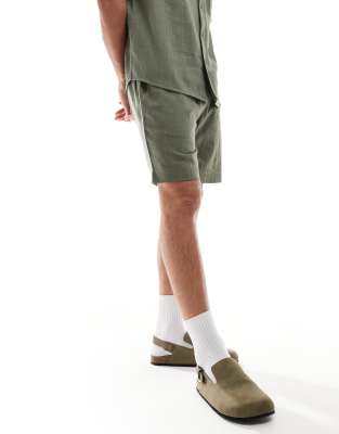 textured weave beach short in olive-Green