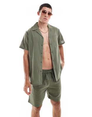 textured weave short sleeve beach shirt in olive-Green