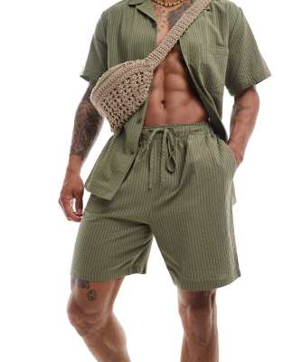 tonal seersucker striped beach shorts in olive-Green