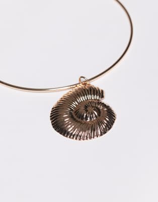 South Beach Torque Choker Necklace With Shell Pendant In Gold