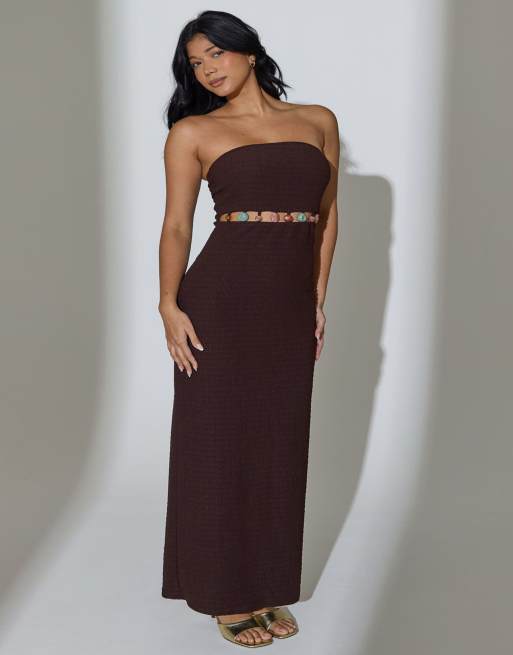 South Beach – Trägerloses Maxikleid in Braun mit Knitterstruktur und Perlendetail an der Taille, 4 von 5