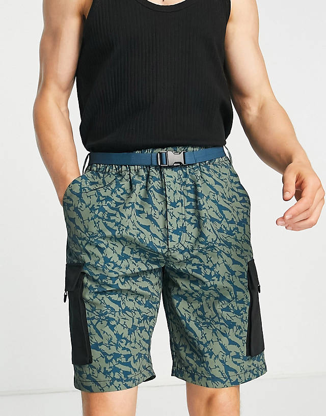 South Beach - utility pocket shorts in camo print