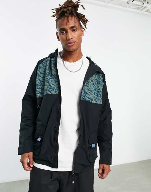 South Beach - Waterbestendig utility-jack met capuchon en paneel met camouflageprint in zwart 