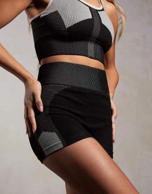 South Beach x Joanna Chimonides - Sorte og hvide sømløse hotpants med formende funktion-Multifarvet