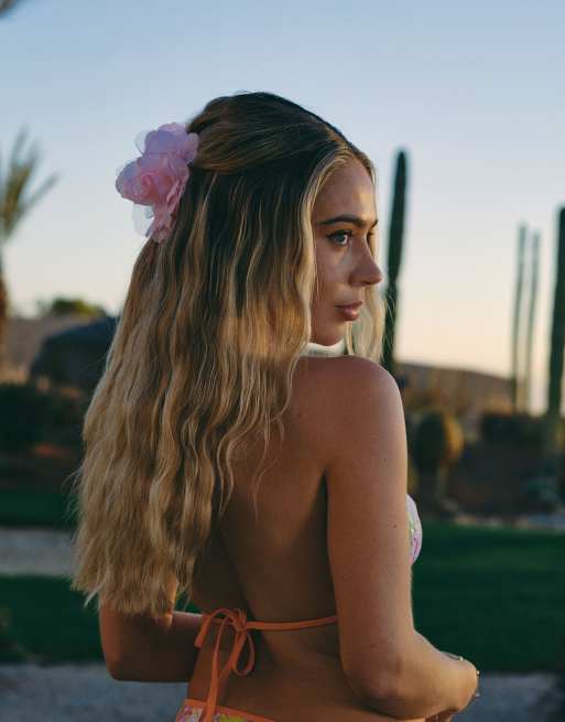 South Beach x Liv Silverman – Rosa och orange hårklämma med blomdesign , 2 av 3