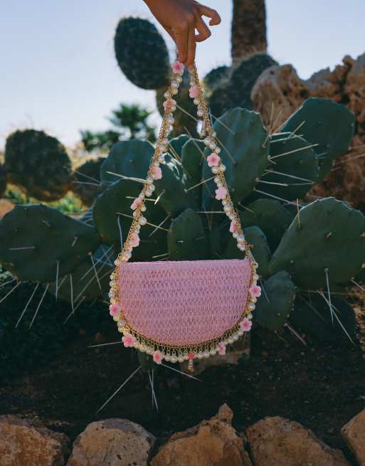 South Beach x Liv Silverman – Schultertasche aus Stroh in Rosa mit Blumenanhänger, 2 von 3
