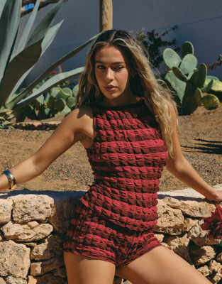 South Beach x Liv Silverman - Strukturiertes Trägertop in gestreiftem Burgunderrot mit Ringerrücken