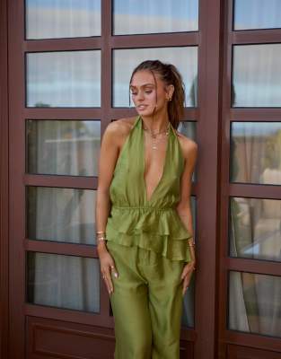 South Beach x Misha Grimes - Neckholder-Strandoberteil in Grün mit Rüschen, Kombiteil