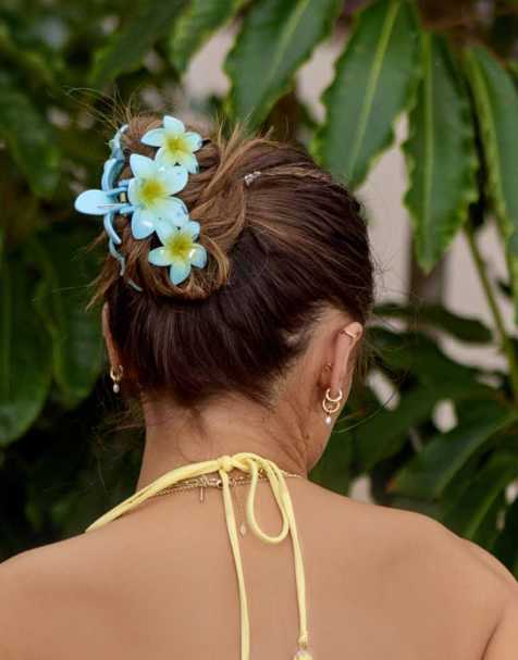 South Beach x Misha Grimes triple flower hair claw clip in blue
