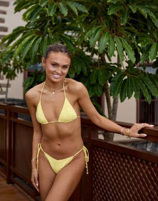 South Beach x Misha Grimes - Triangel-Bikini aus gelbem Jacquard mit Blumenmuster und Perlendetails