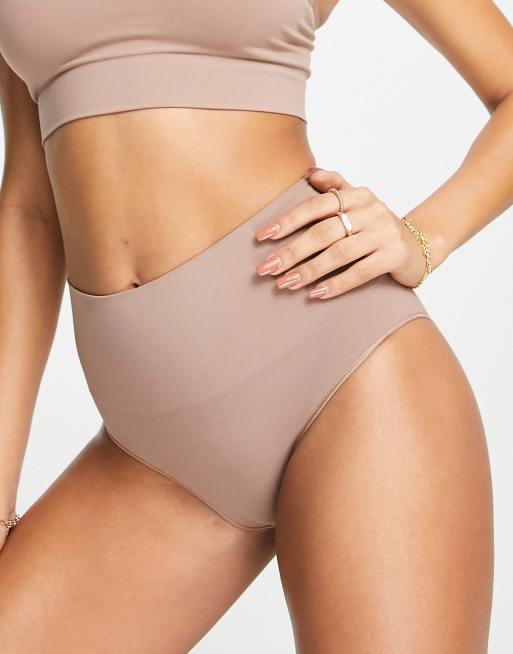 Spanx – Beżowe bezszwowe figi modelujące
