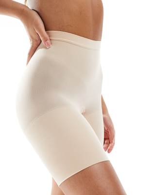 Spanx - Everyday - Nahtlose Shaping-Shorts in Beige-Neutral