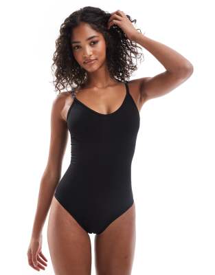 Spanx - Everyday - Nahtloser, figurformender Tanga-Body in Superschwarz