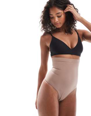 Spanx - Everyday - Nahtloser, figurformender Tanga in der Farbe Café au Lait mit hohem Bund-Neutral