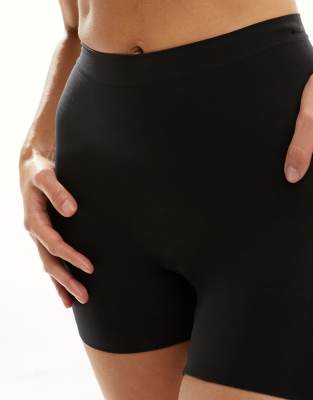 Spanx Everyday Seamless Shaping Shorts In Black