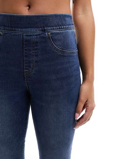Spanx – Formende und anhebende Röhrenjeans in mittelblauer Waschung mit Used-Details, 5 von 5