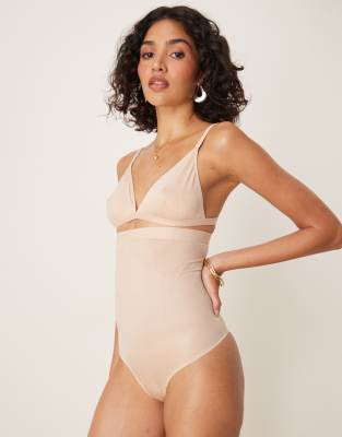 Spanx - Invisible 2.0 - Tanga in Beige mit hohem Bund-Neutral