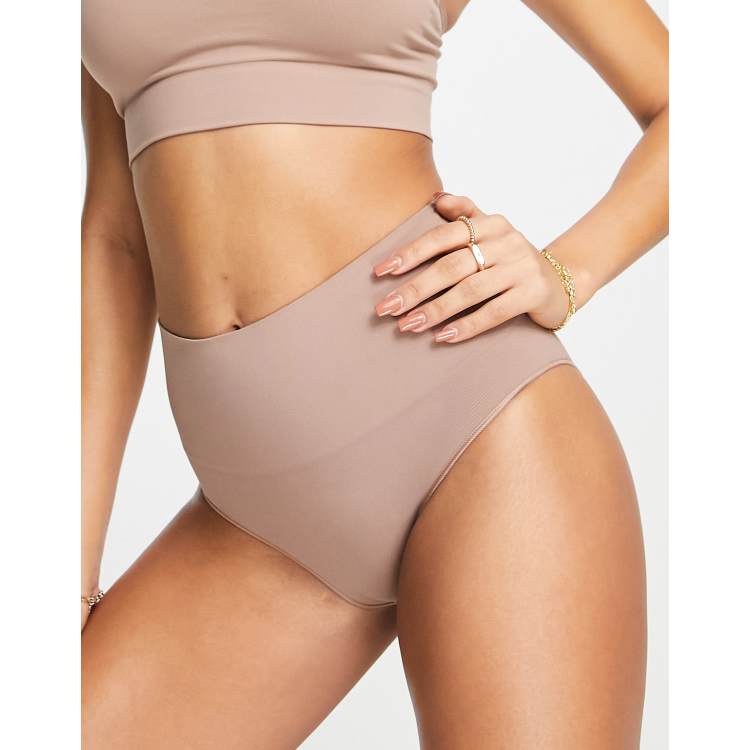 Spanx – Mellanbeige, konturerade trosor i seamless design