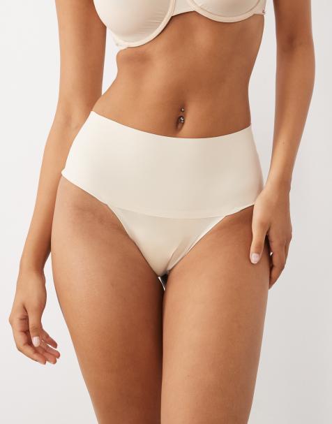 Spanx niewidoczne stringi w kolorze toasted coconut - view 1
