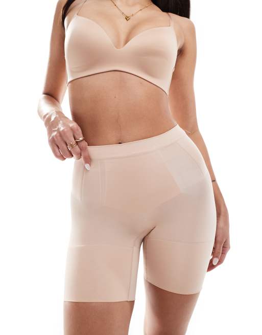 Spanx – Oncore – Formende, bis zur Mitte des Oberschenkels reichende Shorts in zartem Beige