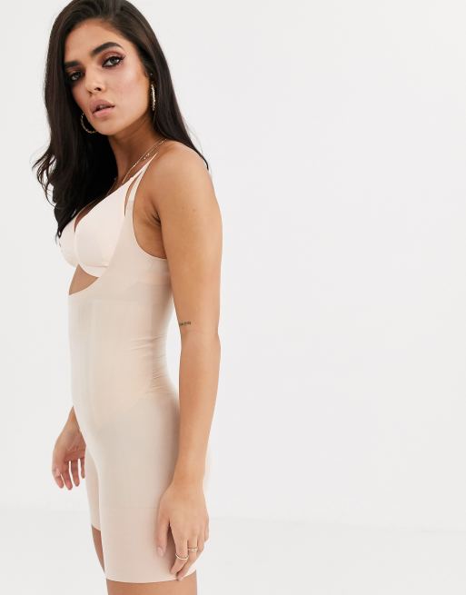 Spanx  Oncore  Sehr straffer, formender Body in Beige offener Brustpartie  und mittelhohem Oberschenkelschnitt | ASOS
