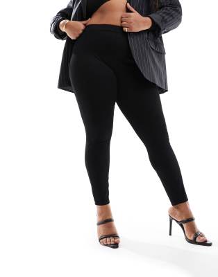 Spanx Plus - Knöchellange Jeggings in Schwarz