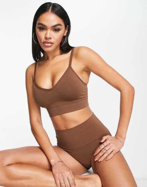Spanx - Seamless Contouring - Naadloze, vormgevende cami-bralette met lange pasvorm in bruin