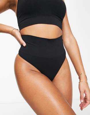 Spanx - Seamless - Konturierender Tanga in Schwarz