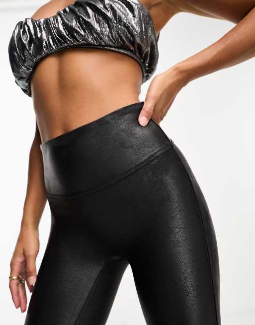 Spanx – Svarta leggings i petite med konturerande power-resår i midjan i läderimitation, 2 av 4