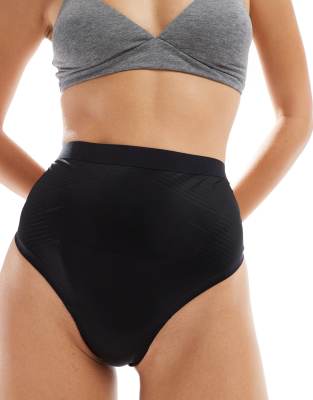 Spanx - Thinstincts 2.0 - Leichter, figurformender Tanga in Schwarz