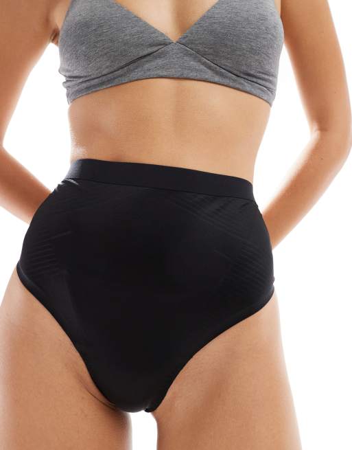 Spanx – Thinstincts 2.0 – Lekko modelujące czarne stringi