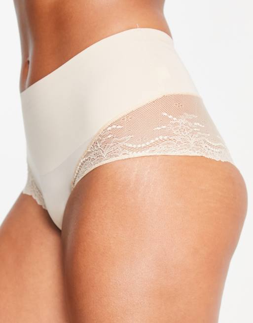 Spanx – Undie-tectable – Hochsitzender Spitzen--Hüftslip in Beige