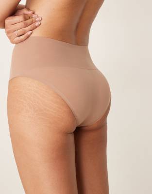 Spanx Undie-tectable Smoothing Thong In Cafe Au Lait-neutral