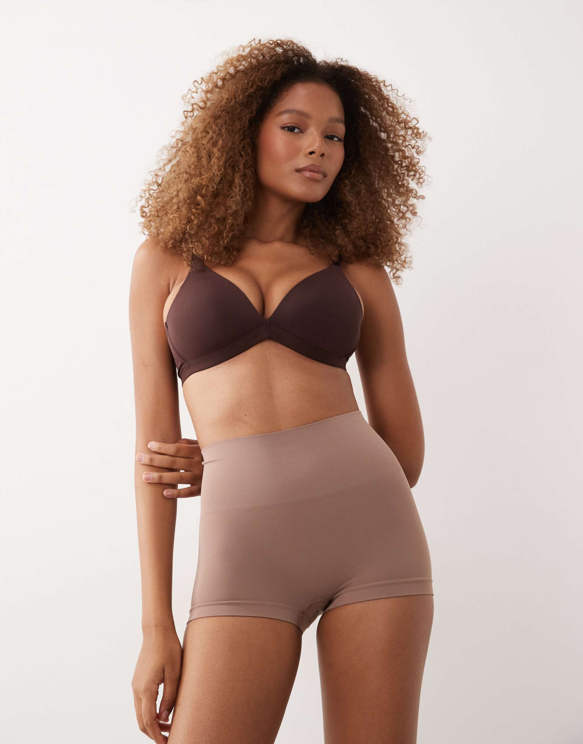 spanxshape extraordinary contouring boyshorts in beige