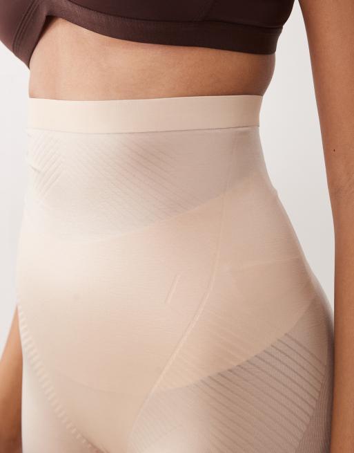 SPANXshape – Invisible – Champagnebeige, ventilerande shorts i medelång modell med hög midja och stödjande magpaneler, 3 av 3