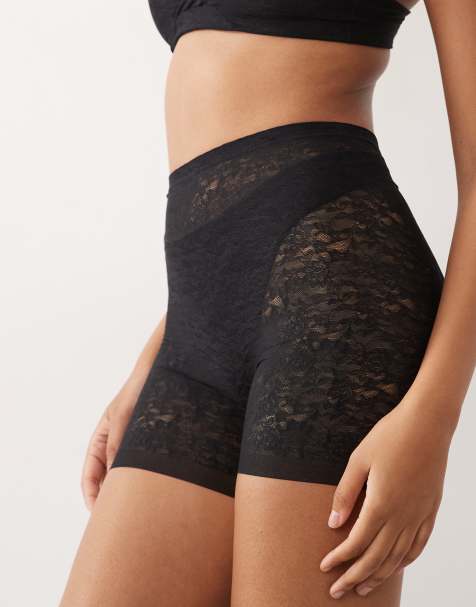 SPANXsupersmooth – Day to Date Night – Nicht scheuernde Spitzen-Shorts in Schwarz - view 1
