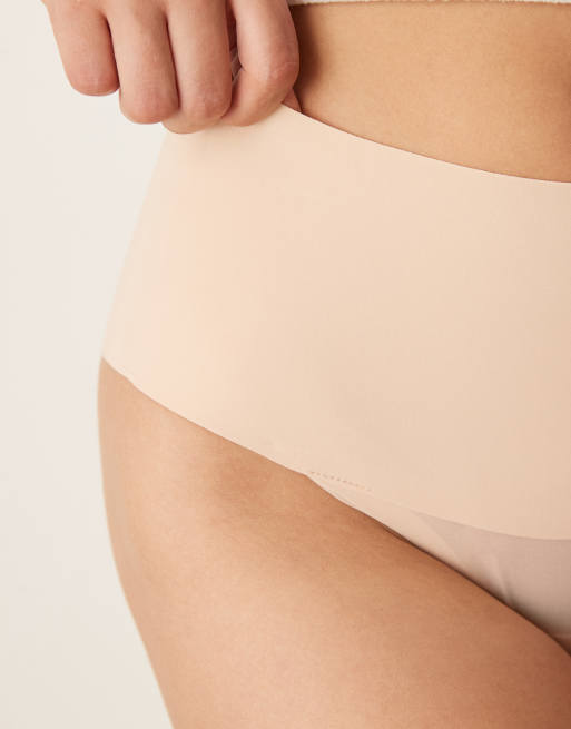 SPANXsupersmooth – Undietectable – Nicht sichtbarer Tanga-Slip in Beige, 2 von 4