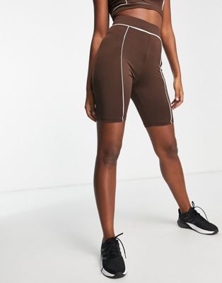 фото Спортивные шорты шоколадного цвета с контрастными швами от комплекта threadbare fitness-коричневый цвет