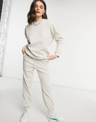 Спортивные костюмы Спортивный костюм из oversized-свитшота и oversized-джоггеров светло-бежевого цвета ASOS DESIGN-Бежевый