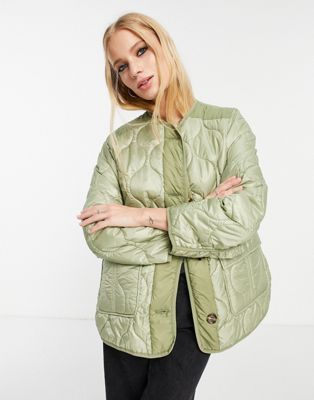 Стеганая куртка цвета хаки с удлиненной спинкой -Зеленый цвет Bershka 109448733